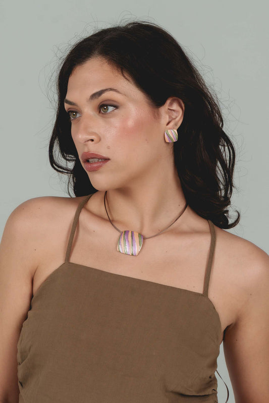 Colier pictat în valuri