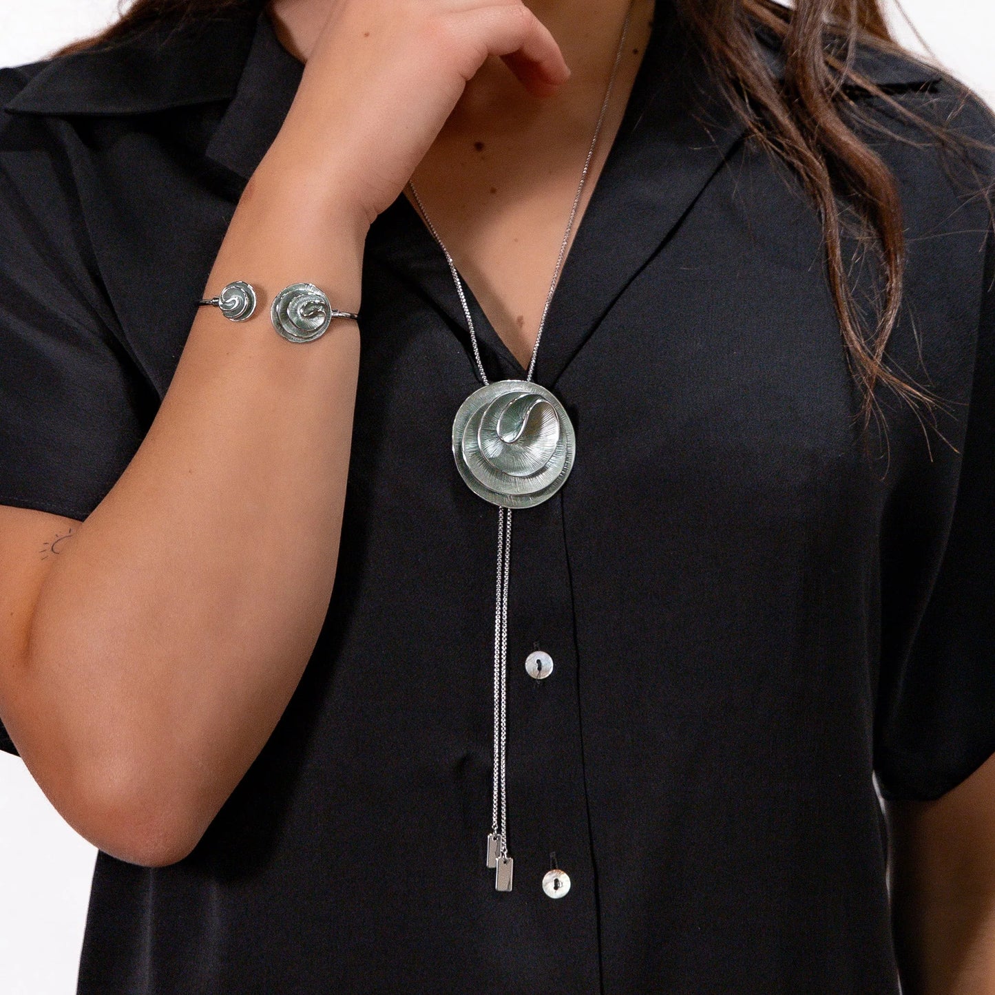 Brățară de primăvară pictată manual.
Diametrul brățării : 5,5 cm
Material : zama cu finisaj placat cu aur roz
Pentru a menține produsul în stare optimă, este important să evitați contactul cu parfumuri, săpunuri și alte substanțe corozive.
Acest lucru va ajuta la conservarea tratamentelor galvanice și la prevenirea deteriorării.