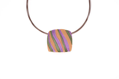 Colier pictat în valuri