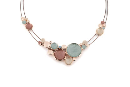 Coliere cu 2 fire de oțel maro și cercuri concave pictate manual.