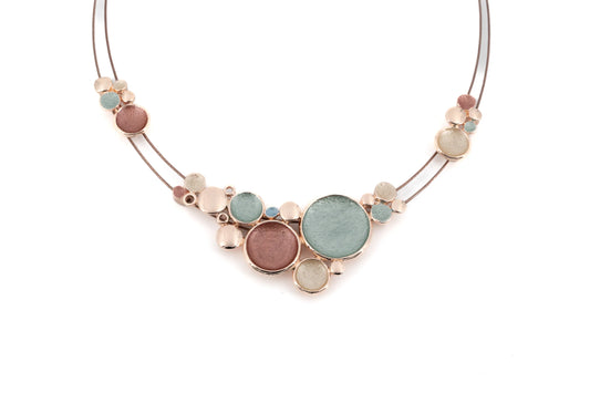 Coliere cu 2 fire de oțel maro și cercuri concave pictate manual.