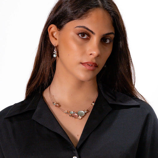 Coliere cu 2 fire de oțel maro și cercuri concave pictate manual.