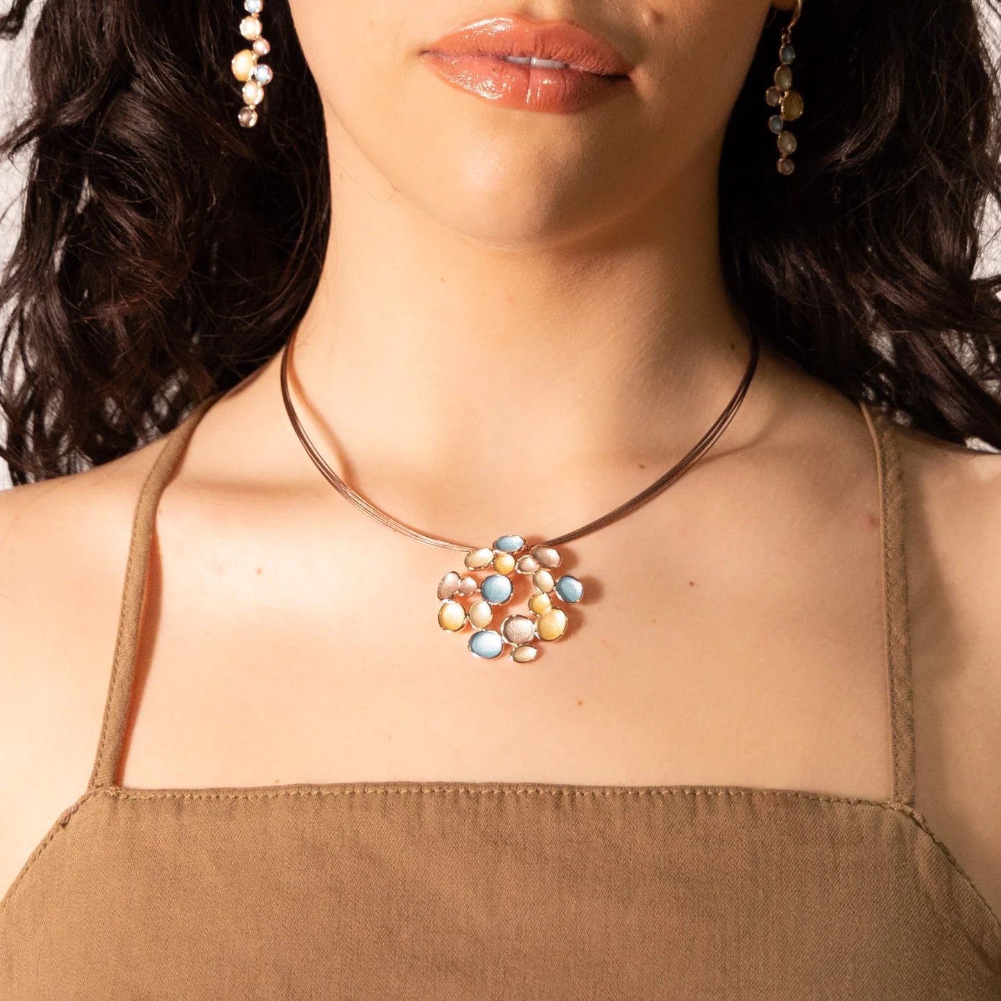 Colier Rotund cu Cluster – Zamak Placat Aur Roz, Pandantiv Pictat Manual
