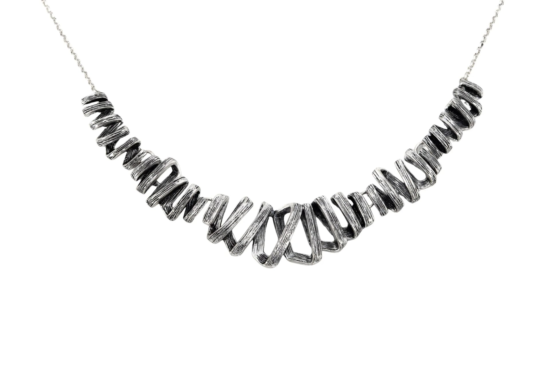 Coliere cu lanț din argint lustruit.

Material : zama cu finisaj galvanic argintiu antic