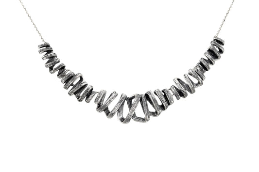 Coliere cu lanț din argint lustruit.

Material : zama cu finisaj galvanic argintiu antic