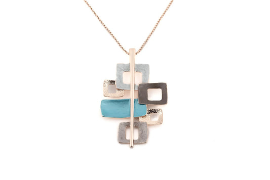 Colier lung reglabil și pandantiv pictate manual cu trei emailuri. 

Lungimea colierului : 95 cm ( reglabil )

Lungimea pandantivului : 7 cm

Lățimea pandantivului: 4 cm

Material : zama cu finisaj placat cu aur roz

