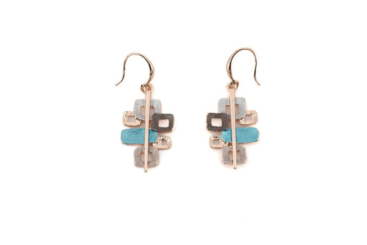 Cercei pictați manual cu trei emailuri.

Înălțime : 3 cm

Material : zama cu finisaj placat cu rodiu